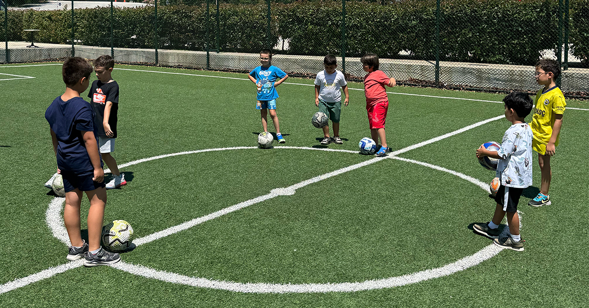 Voleybol aktivitesine katılan çocuklar